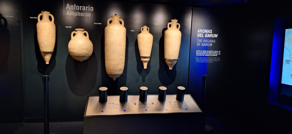 anforas romanas y herramienta para oler el garum en la villa romana Antiopa