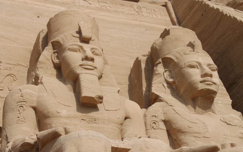 Esculturas monumentales del faraón Ramses II en Abu Simbel