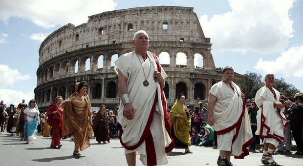 Desfile de recreación histórica en el festival romano Natale Di Roma