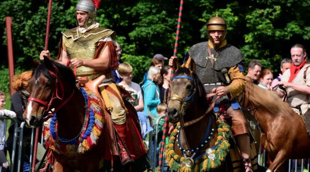 Recreación histórica de caballeros romanos en un festival romano