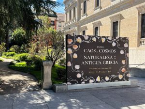 Cartel anunciador de la Exposición Entre Caos y Cosmos en el Museo Arqueológico Nacional de Madrid