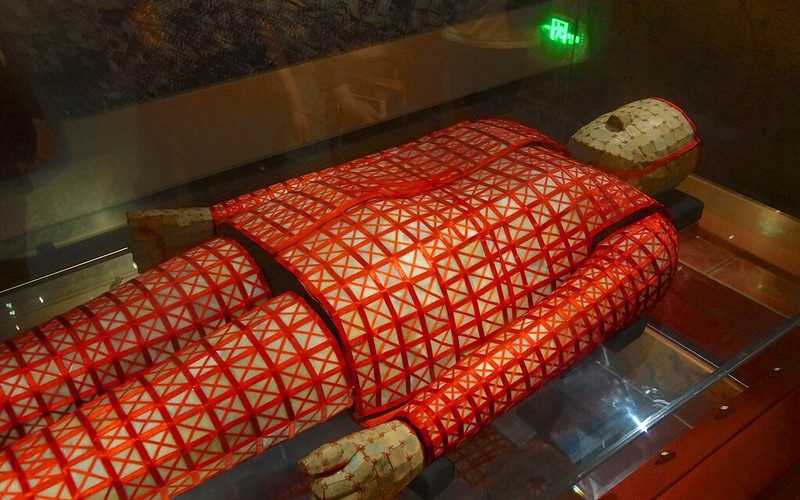 traje funerario de jade de la tumba de Zhao Mo