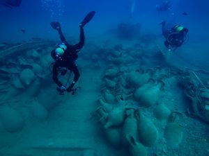 Submarinistas en el pecio romano Bou Ferrer junto con las ánforas del barco