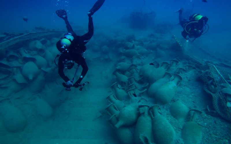 Submarinistas en el pecio romano Bou Ferrer junto con las ánforas del barco