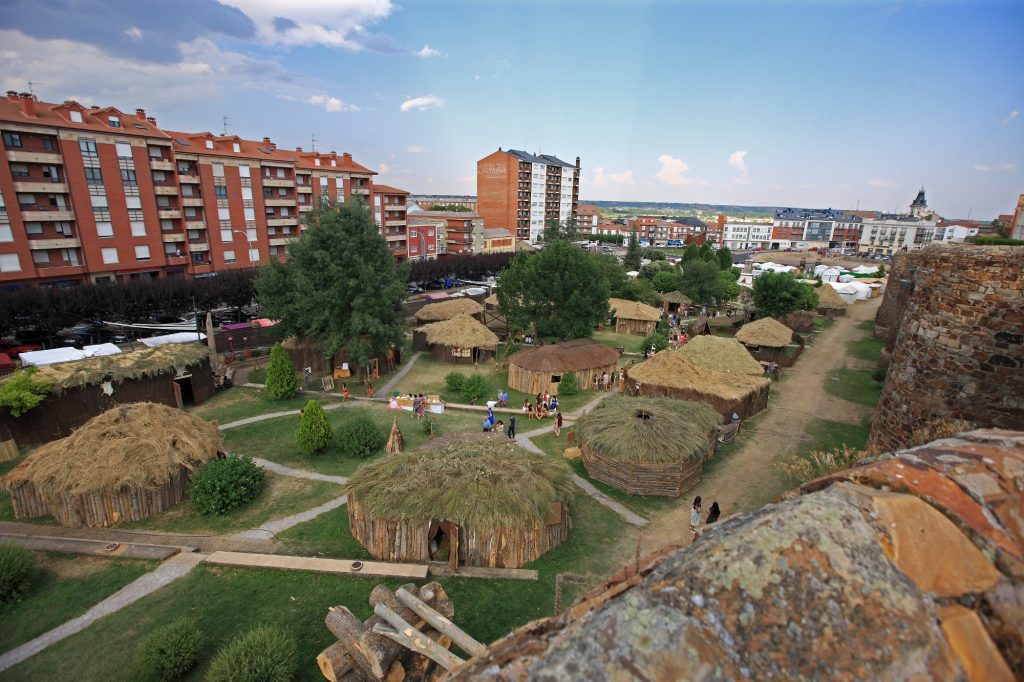 Recreación del poblado astur en el festival romano de Astorga