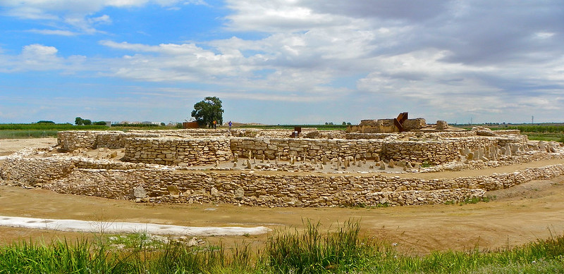 Murallas de Els Vilars d'Arbeca y campo de piedras hincadas al frente