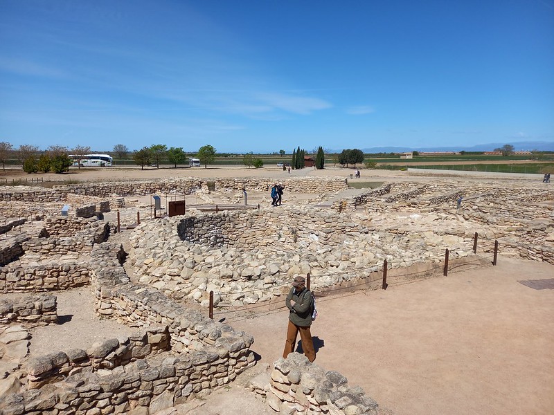 Interior de la fortaleza íbera de Vilars d'Arbeca con el pozo-cisterna en primer plano
