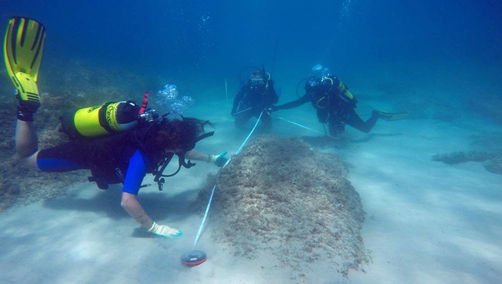 submarinistas en las ruinas sumergidas de Neapolis