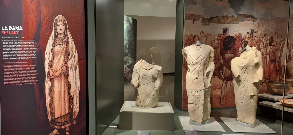 esculturas de la Dama en la exposición la Dama, el Príncipe, el Héroe y la Diosa en el museo Íbero de Jaén