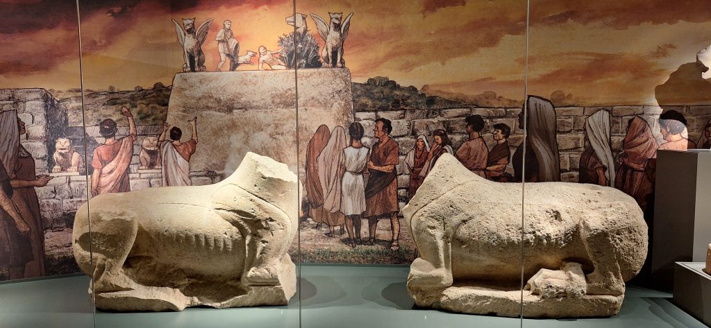 esculturas de animales de la exposición La Dama, el Príncipe, el Héroe, la Diosa del museo íbero de Jaén