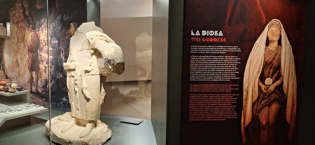 vitrina de la exposición la Dama, el Príncipe, el Héroe, la Diosa, en el museo íbero de Jaén