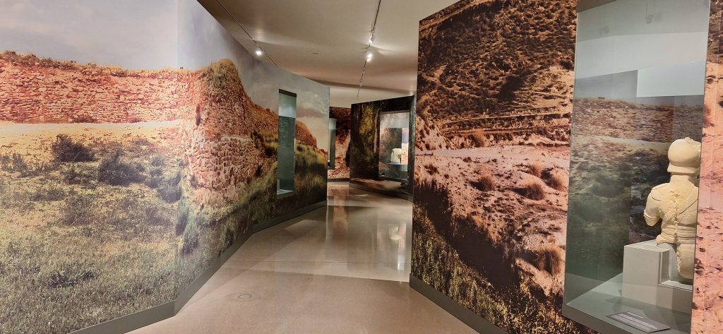 escenografía de la exposición la Dama, el Príncipe, el Héroe, la Diosa, en el museo íbero de Jaén