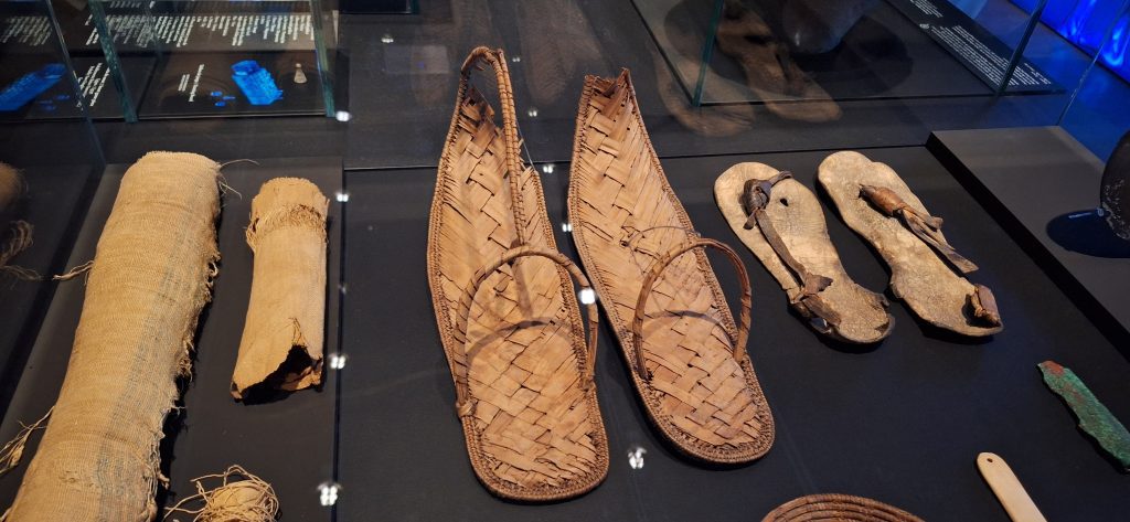 calzado egipcio en la exposición de Eduard Toda en el MAN Madrid