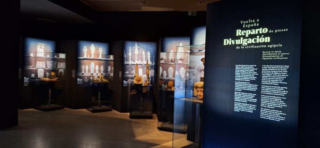 paneles explicativos y objetos egipcios de la exposición El Egipto de Eduard Toda