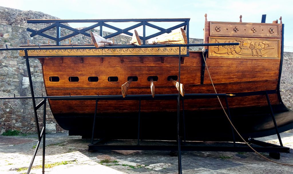 recreación de liburna romana en el puerto de Civitavecchia