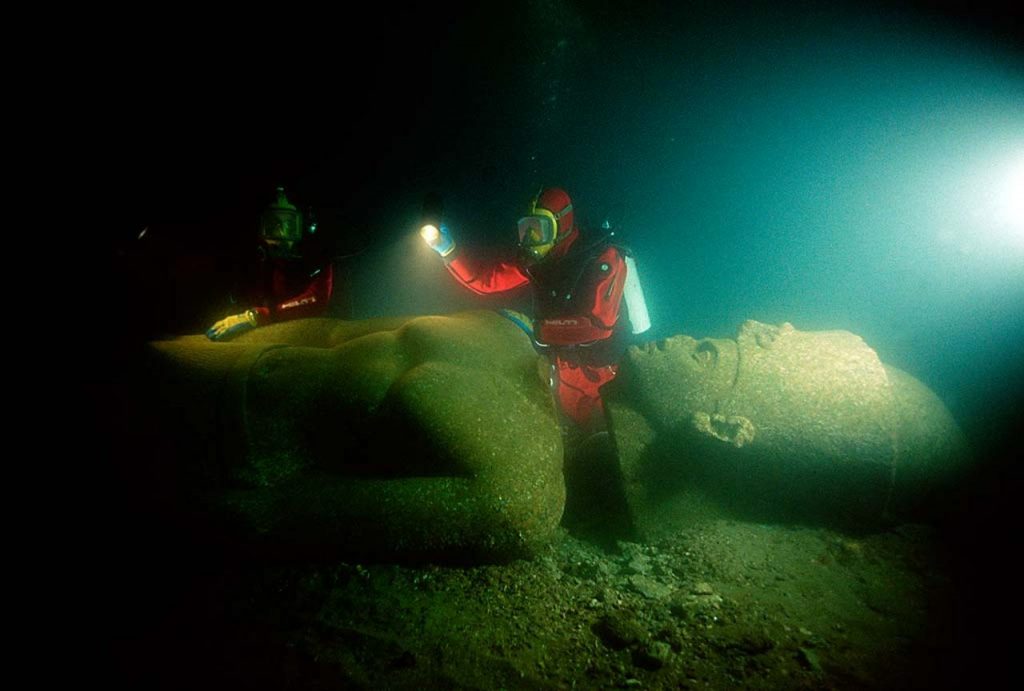 estatua faraónica sumergida en la bahía de Abu Qir