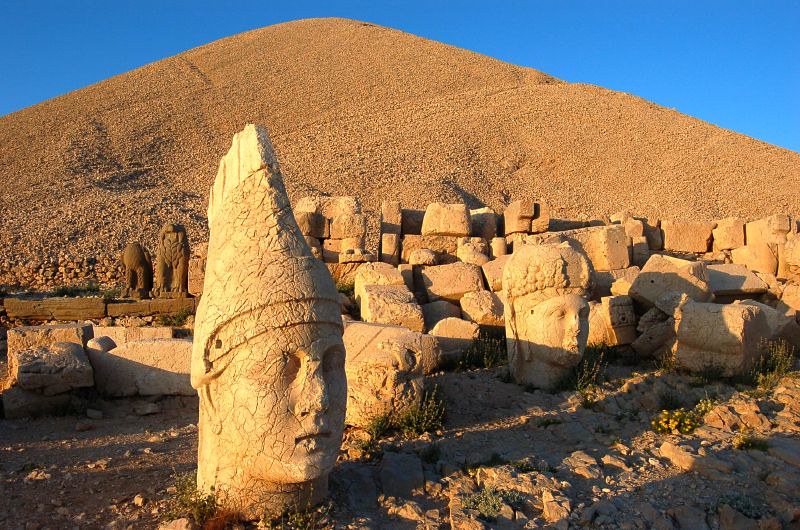 cabezas colosales y esculturas del mausoleo de Monte Nemrut