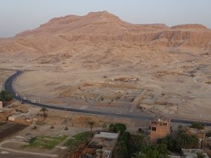 Foto aérea del templo de Tutmosis III, excavación dirigida por Myriam Seco