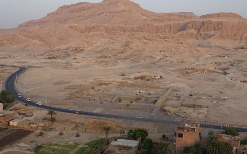 Foto aérea del templo de Tutmosis III, excavación dirigida por Myriam Seco