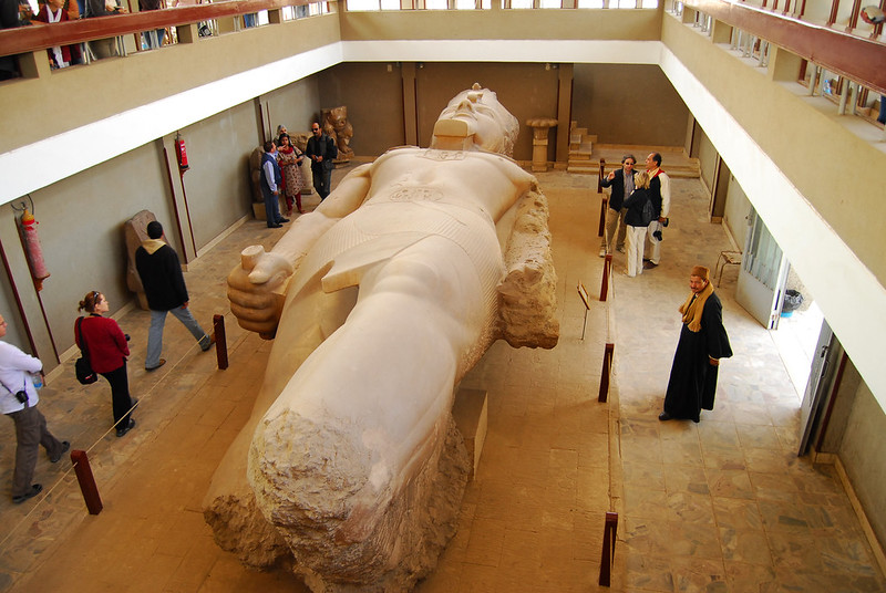 colosal estatua tumbada de Ramses II en Menfis