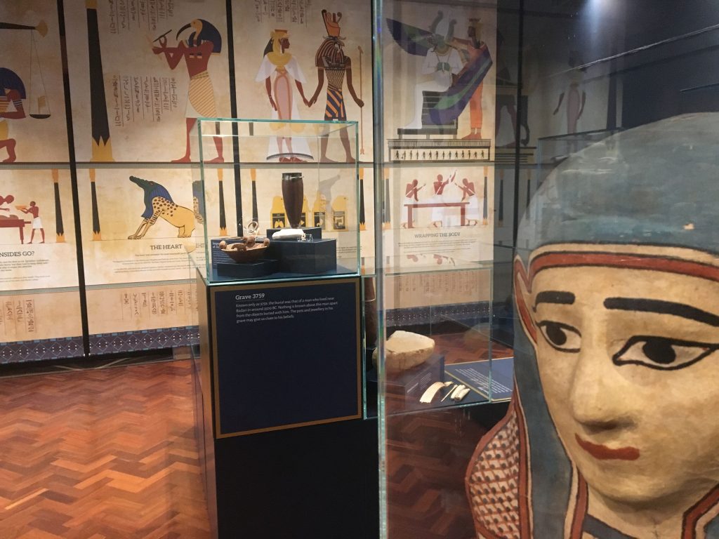 máscara egipcia en el Bolton Museum