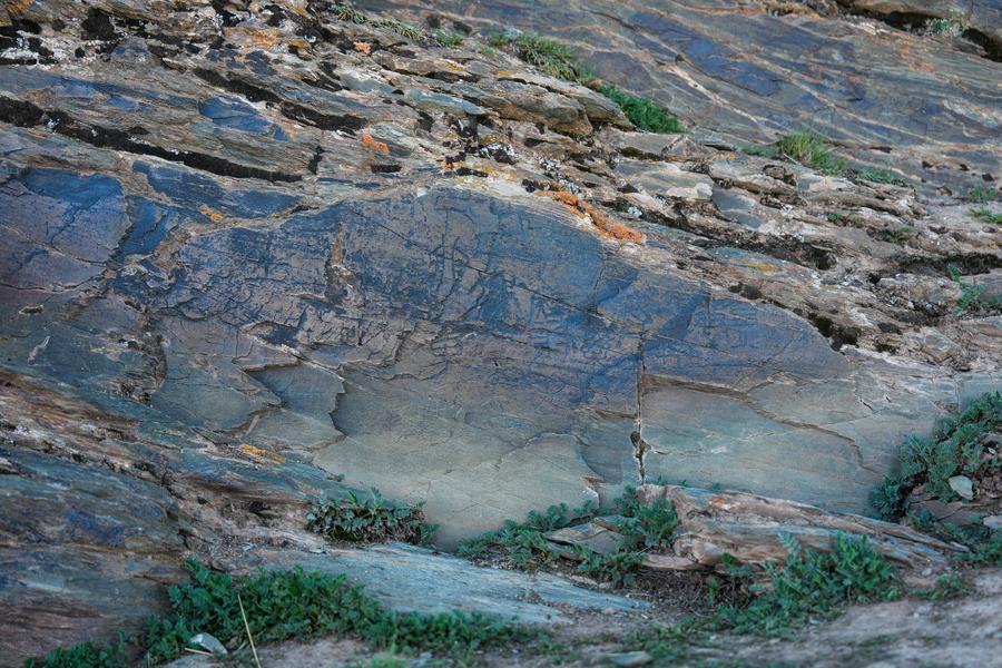 piedra con una inscripción de la dinastía Qin descubierta en el Tibet