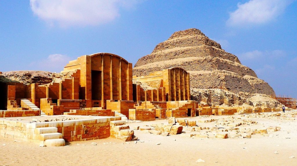 pirámide escalonada de Saqqara, necrópolis de Menfis