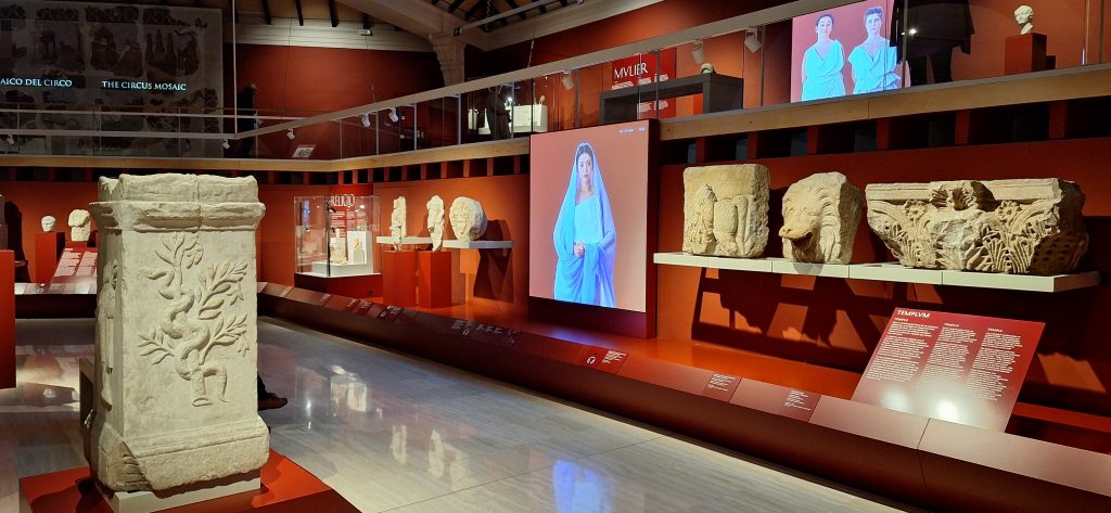 objetos funerarios romanos en la exposición Imperivm del MAC Barcelona