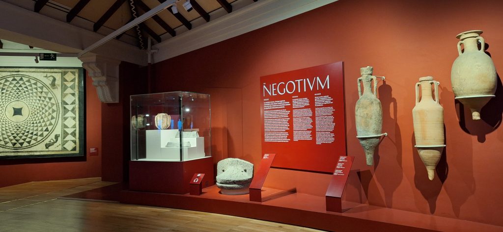 ánforas romanas en la exposición Imperivm del MAC Barcelona