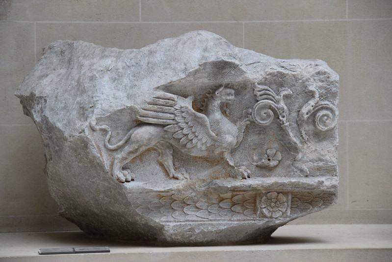 fragmento en mármol del templo de Apolo en Didima con la representación de un grifo