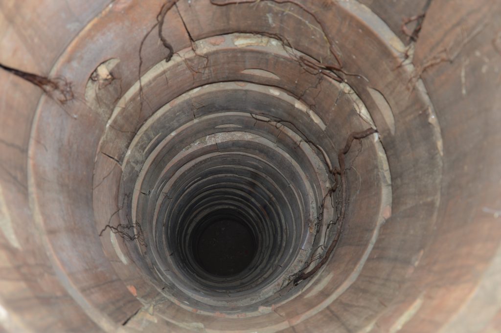 Pozo del ónfalo de Paian: vista del interior 