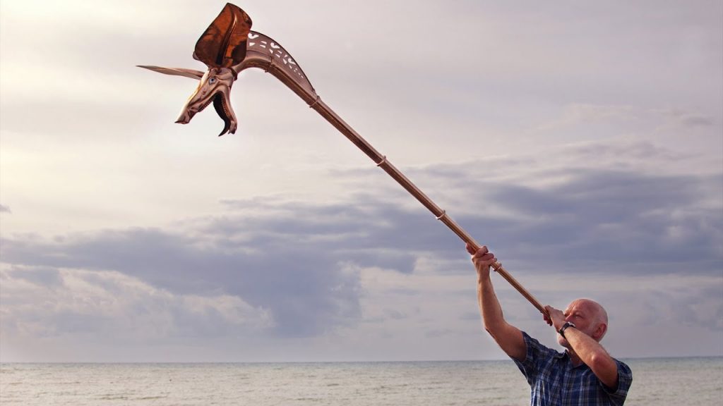 John Kenny tocando el carnyx