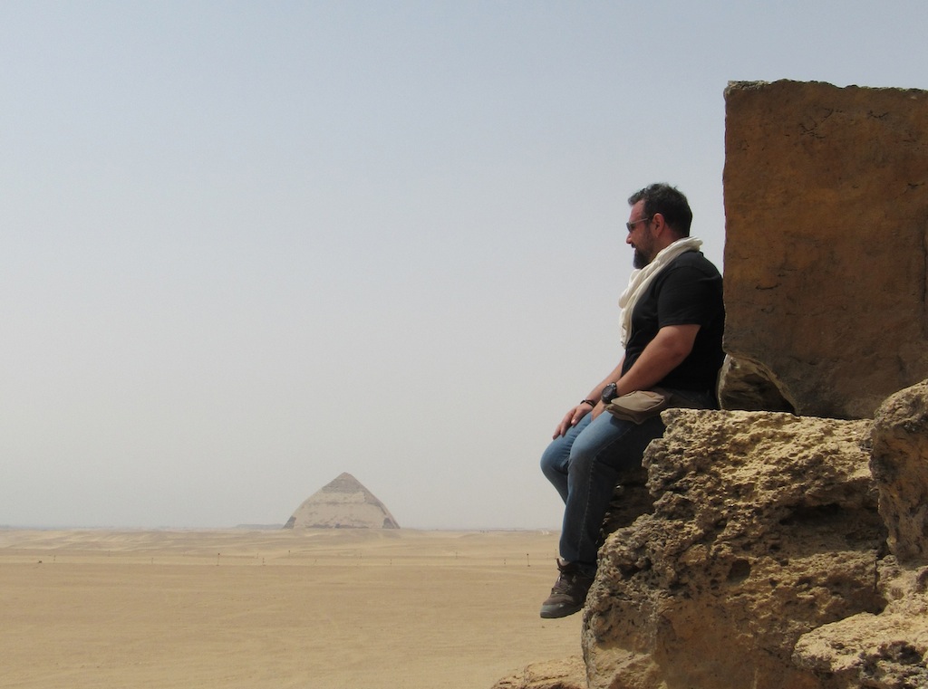 Tito Vivas ante la pirámide de Dashur, Egipto