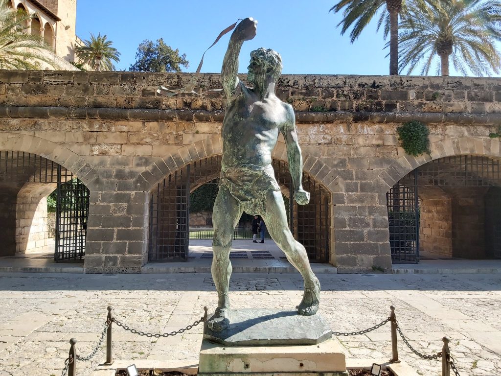 escultura de un hondero balear en Palma de Mallorca 