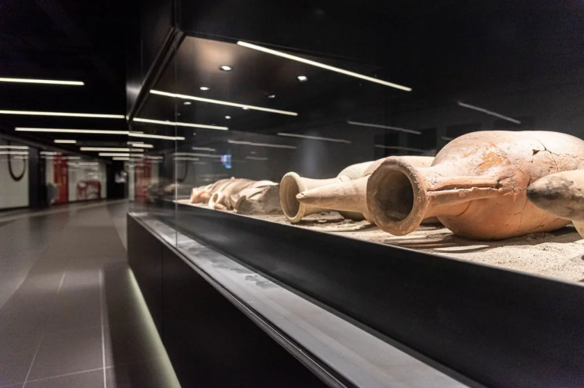 exposición ánforas en la estación de metro San Giovanni de Roma