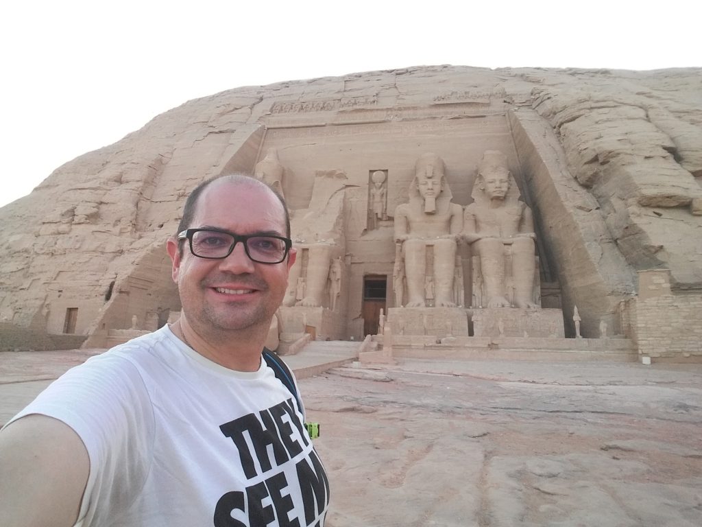 el divulgador Nacho Ares en Abu Simbel, Egipto