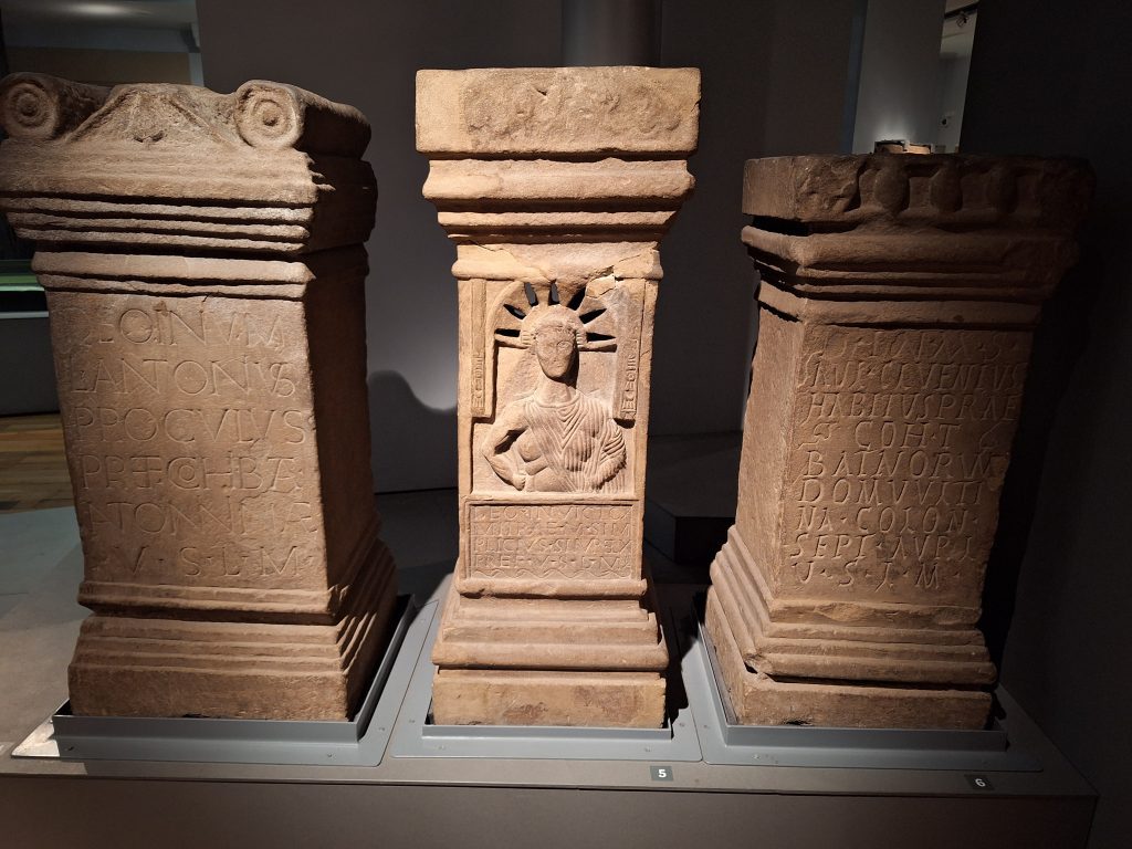 Altares mitraicos en el Great North Museum de Newcastle