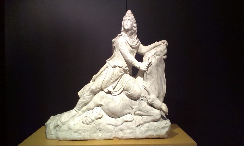 escultura con la Tauroctonia procedente de Cabra que se encuentra en el Museo de Córdoba