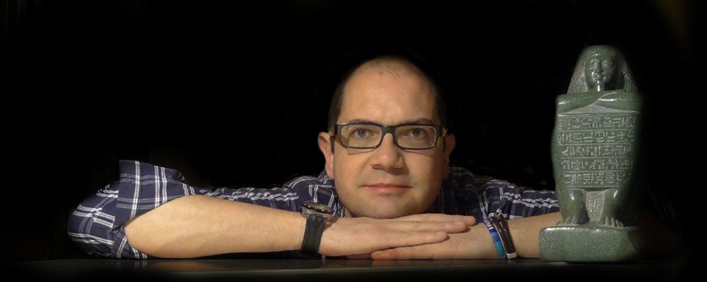Nacho Ares posando con una escultura egipcia