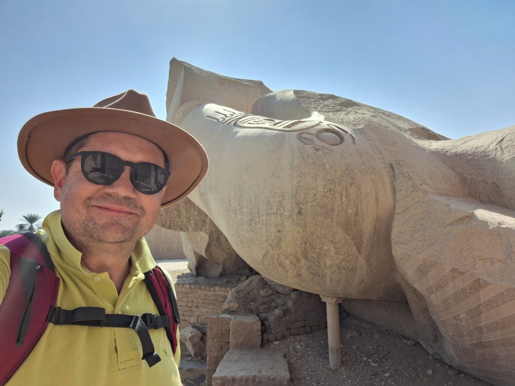 Nacho Ares ante la estatua de Ramses II en el Ramesseum