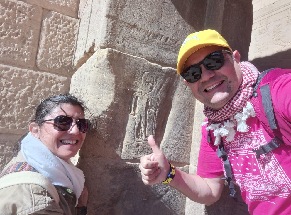 Nacho Ares y Carmen Ruiz de Arqueoartis en el templo de Philae