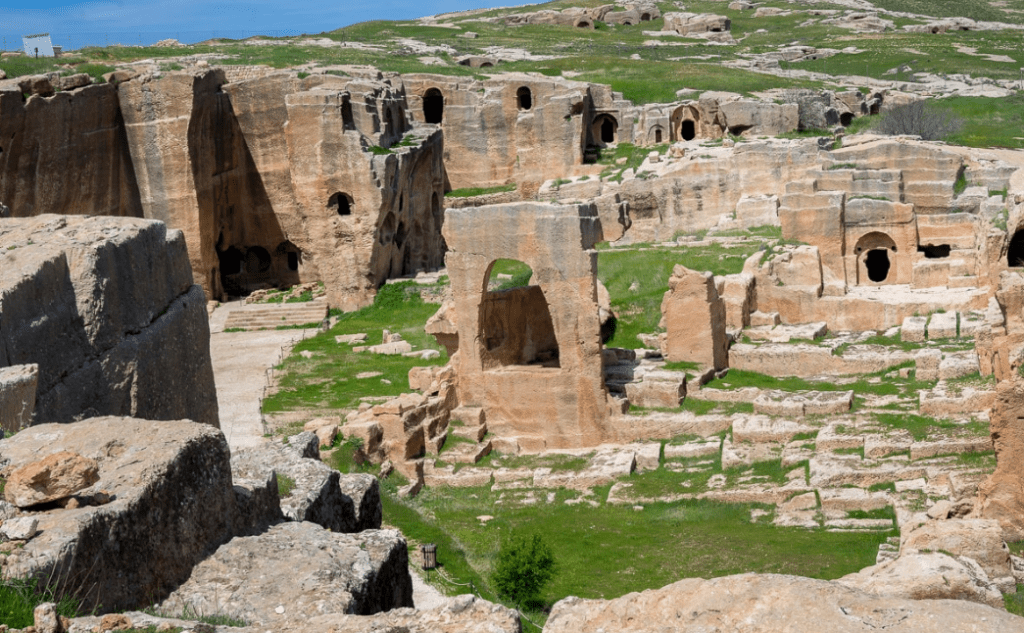 tumbas rupestres de la necrópolis de Dara, en la frontera oriental del Imperio romano en Turquía