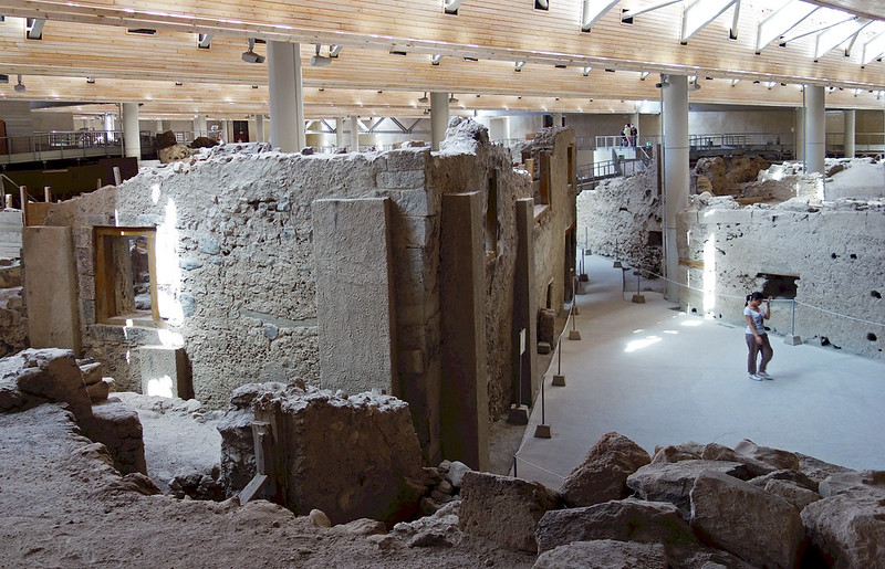 Plaza triangular con la Casa del Oeste en Akrotiri