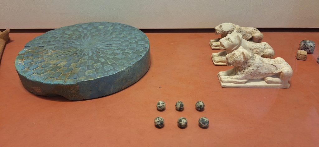 Juego de mesa egipcio en el museo del Louvre