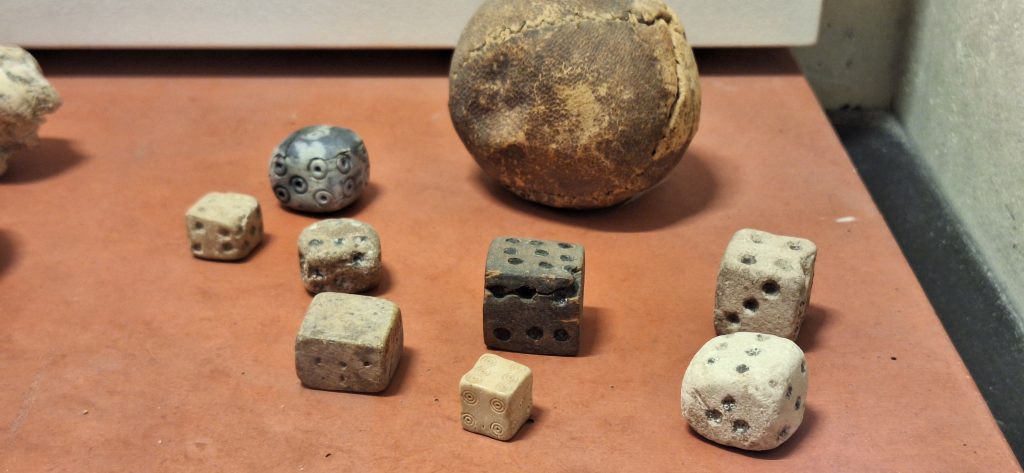 dados egipcios en el museo del Louvre