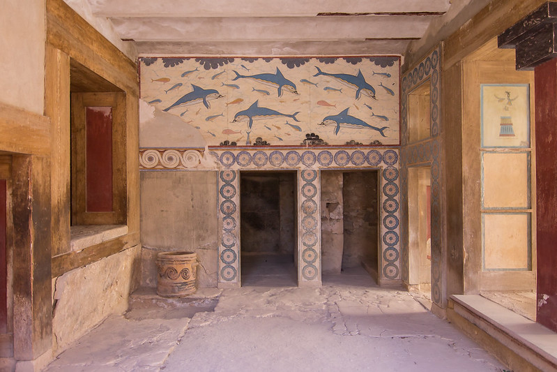 Megarón de la Reina en el Palacio de Knossos con la pintura mural de los delfines