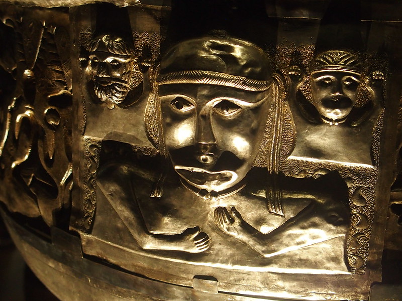 relieve de la trinidad de bustos del Caldero de Gundestrup