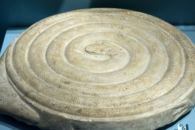 Juego de mehen en espiral con forma de serpiente