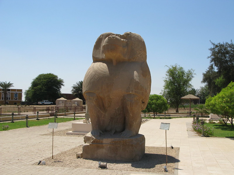 Estatua colosal de un babuino en el templo de Thot en Hermopolis Magna