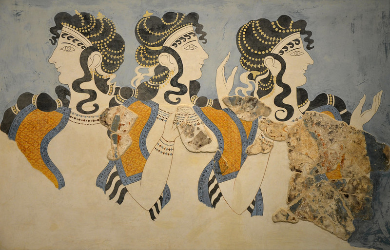 fresco minoico de las mujeres de azul en el Museo Arqueológico de Heraclión, procedente del palacio de Knossos